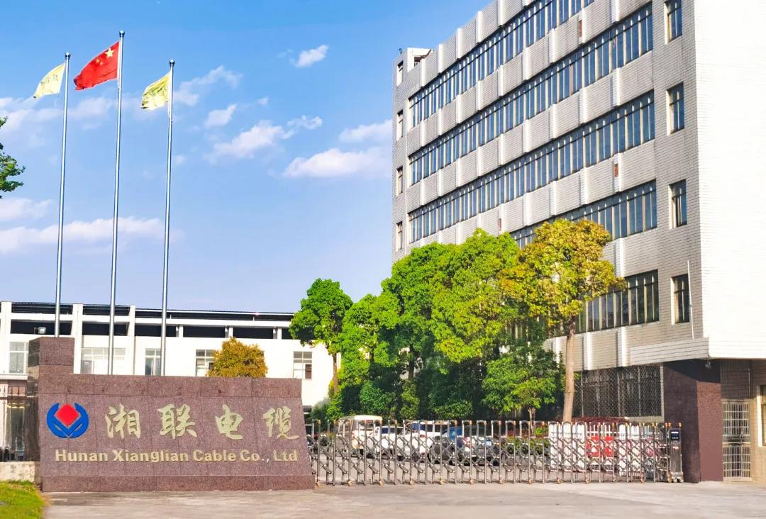 今日小雪，用一組湘聯(lián)小伙伴拍攝的美照來迎接廠區(qū)的冬天！